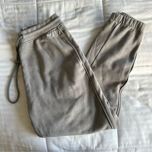 Alphalete Essential Oversized Joggers - Light Grey